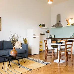 Stilvolles Im Zentrum Mit Parkplatz Apartman